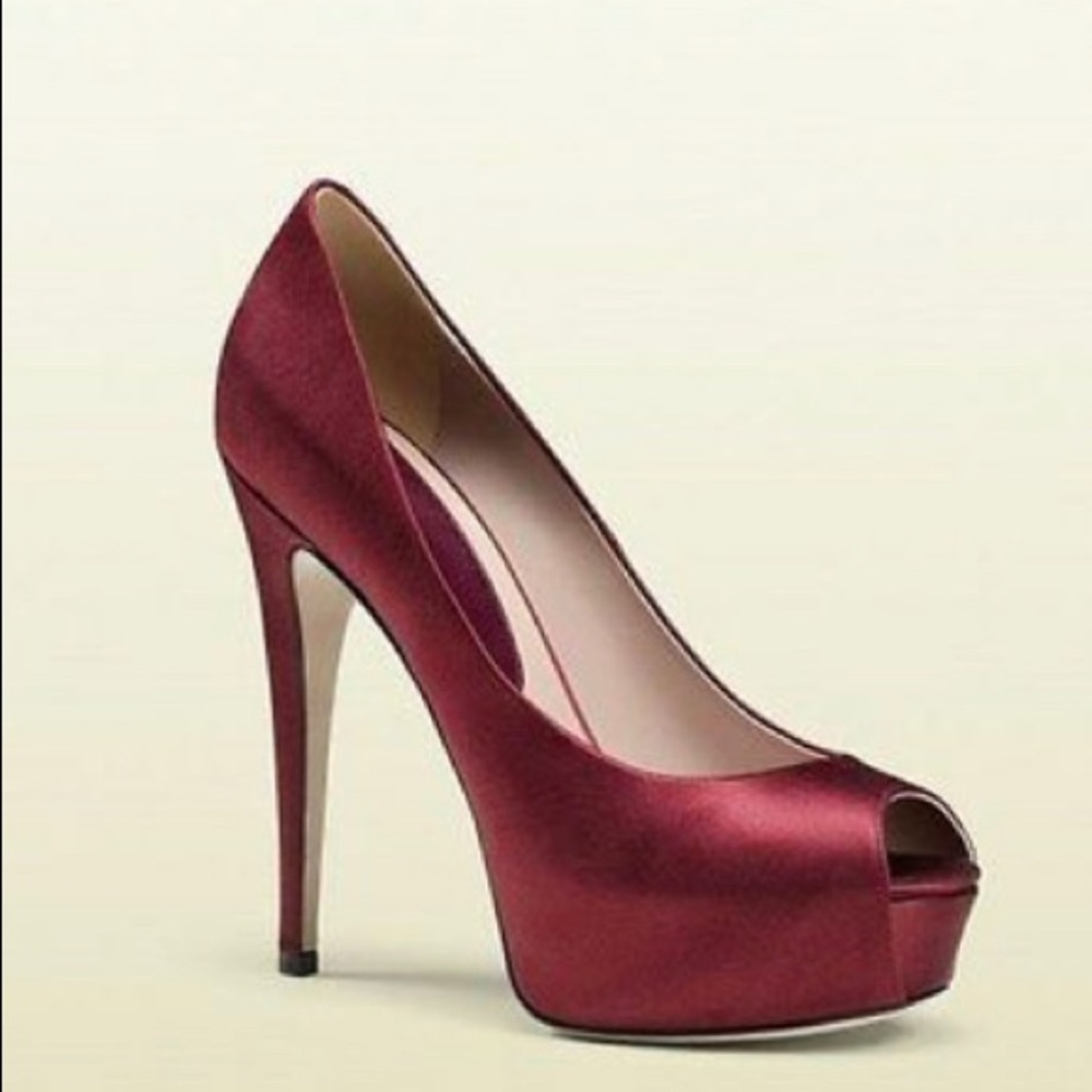 New never worn Gucci Satin pumps 38.5